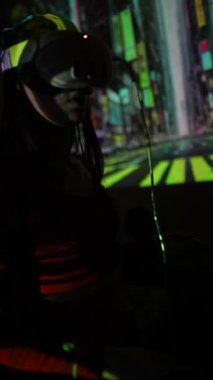 Sanal zorlukların ortasında, güzel bir kız VR kulaklığı kullanarak hassas bir şekilde yön bulur. Yüksek kalite 4k görüntü
