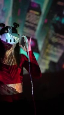 Sanal dünyalara sarılı, büyüleyici bir kadın oyun için VR kulaklık takıyor. Yüksek kalite 4k görüntü