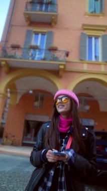 Neşeli bir kız turist bir Avrupa şehrinin sokaklarını keşfetmekten zevk alıyor. Yüksek kalite 4k görüntü