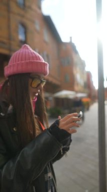 Zeki genç bir gezgin, yabancı bir İtalyan şehrini keşfetmek için telefonunda bir harita üzerinde çalışıyor. Yüksek kalite 4k görüntü