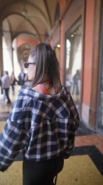 Bolonya 'nın merkezinde gezinen güzel bir kızın yaşam tarzı. Yüksek kalite 4k görüntü