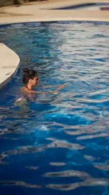 Güneşli bir günde açık mavi bir havuzda yüzdüğünüzü hayal edin, dinlenmiş ve keyifli hissedin.