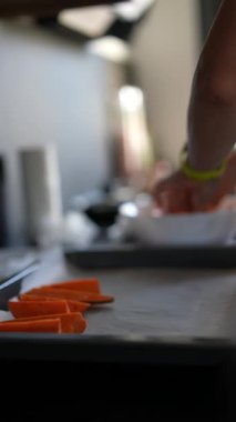 Modern bir mutfak ortamında taze havuçları ustalıkla kesme ve hazırlama konusunda detaylı bir görüş.