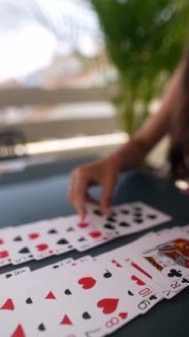 Kartların düzenlenmesini ve açık havada oynanmasını stratejik ve ustaca oynanan bir oyunda ayrıntılı çekimler