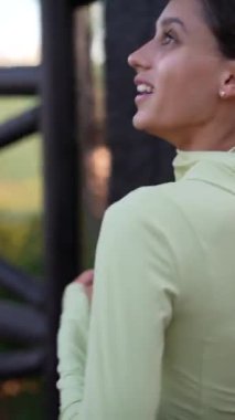 Doğada koşan bir kadın, yan profil yakın çekim, spor salonu ve açık hava aktivitesi..