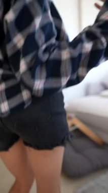 Rahat bir ev atmosferinde sabah hareketlerinin kareli gömlek ve şort giyerek gizli bir görüntüsü..