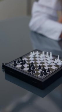 Yakın plan çekimler rekabetçi bir satranç oyunu yakalamak oyunda yoğun bir konsantrasyon ve stratejik düşünce gösteriyor