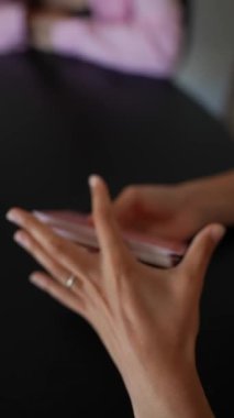 Bir insan elinin akıllı telefon ile etkileşimi, teknoloji ve iletişimi gösteren yakın plan görüntüleri.