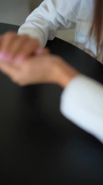 Oyuncuların elleri masanın üzerinde, dinamik bir perspektif için farklı açılardan çekilmiş bir zar oyununun yakın çekimleri