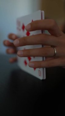 Yakın plan çekimleri, oyun kartlarını doğal bir arka plan ile karıştırmak, hareketi yakalamak ve odaklanmak..
