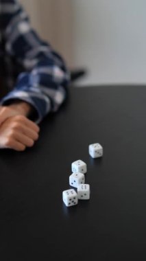 Oyuncular, sosyal ve eğlenceli bir ortamda şans ve stratejiyi birleştirerek bir masanın üstünde zar oyununun keyfini çıkarıyorlar.