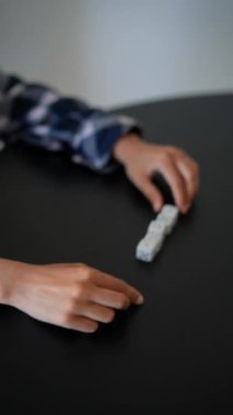 Masa başında zar ve domino taşıma eller, rekabetçi ve stratejik bir meydan okuma için