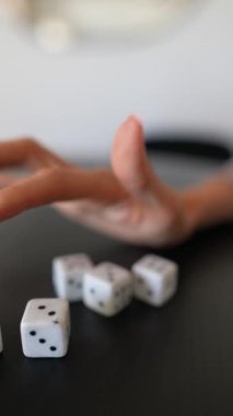 Siyah yüzey üzerine oynamak için beyaz zarları kapatın, boş zamanlara ve eğlence aktivitelerine odaklanın