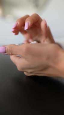 Bir oyun oturumu sırasında zarlar yuvarlanırken ve masanın üzerinde düzenlenirken karmaşık el hareketlerini gözlemlemek