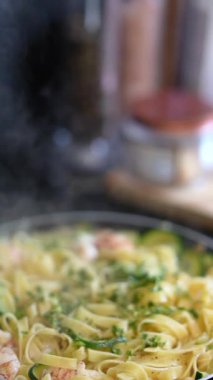 Fesleğen ve parmesanla süslenmiş fettucine makarna. Otantik İtalyan aşıkları için mükemmel..