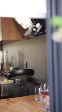 Modern mutfak şık bir mutfak ve düzenli bardaklar, temiz ve zarif bir estetik yaratıyor.