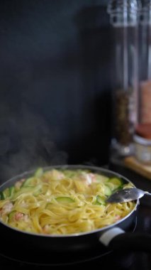 Tavada sebzeli spagetti pişirmek yemek ve yemek blogları için mükemmeldir.