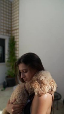 Genç bir kadın köpeğiyle dışarıda güneşlenmenin ve hoş bir ortamın tadını çıkarıyor.