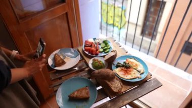 Dengeli bir kahvaltı omlet, meyve, avokado tostu ve kırsal alanda yapılan hamur işleriyle servis edilir..