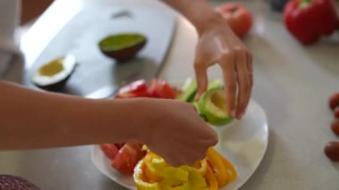 Avokado, domates ve salatalık gibi taze sebzelerle besleyici bir yemek yapmak. Renkli ve lezzetli.