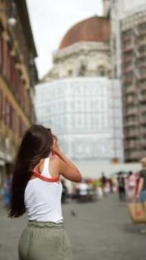 Floransa Katedral Kubbesi 'nde iskelesi olan bir turist önemli bir tarihi anı yakalıyor.