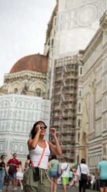 İtalya 'daki Florence Katedrali' ni gezen bir kadın. Seyahatin ve tarihi keşiflerin özünü yakalar..