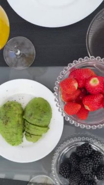 Avokado, çilek, böğürtlen ve mango suyuyla nefis bir kahvaltı, sağlıklı bir yemek için mükemmel.