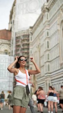 Floransa, İtalya 'da, bir kadın fonda muhteşem Floransa Katedrali' ni keşfediyor, şehrin güzelliğinin tadını çıkarıyor.