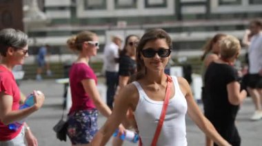 Canlı bir şehir atmosferi ve hareketli bir enerjisi olan bir grup genç insan şehirde hayat dolu bir günün tadını çıkarıyor.