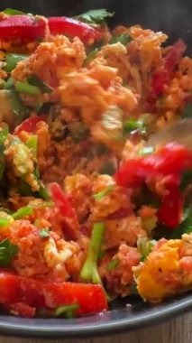 Çırpılmış yumurta ve taze sebze kahvaltı için sağlıklı bir seçenektir. Beslenme ve lezzetli lezzetlerle doludur.