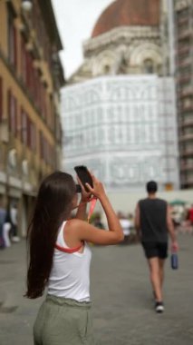 Bir turist, Avrupa 'nın hareketli caddeleriyle çevrili bir fotoğrafta canlı şehirlerin mimarisini yakalıyor