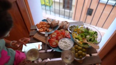 Kapalı bir balkon brunch 'ı. Çeşitli taze yemekler ve içecekler var. Sıradan bir toplantı için mükemmel..