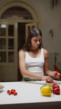 Sebze doğrayan genç kadın, sağlıklı yaşam tarzı, modern mutfak, yemek pişirmeye odaklan, taze malzemeler..