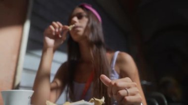 Bir kadın yemek deneyiminin keyfini çıkarırken görüldü. Sıradan bir yaz havası vardı. Yemek ve boş vakitlerin tadını çıkarıyordu.