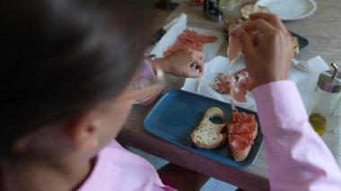 Sağlıklı ve lezzetli bir kahvaltı için füme somonlu sandviç ve taze ekmek..