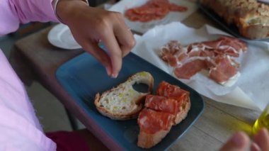 Ekmek, domates ve zeytinyağıyla tapas hazırlamak, iştah açıcı bir yemek için mükemmel, mutfak kültürünü yansıtıyor.