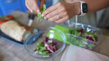 Bir insan taze sebzelerle besleyici bir salata yapıyor, sağlıklı bir yaşam tarzı ve sağlık sağlıyor.