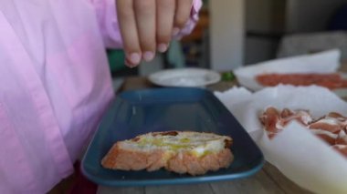 Mavi tabakta zeytinyağı ve tuzlu bruschetta soslu kişi mükemmel bir İtalyan aperatifine hazır..