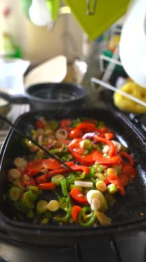 Renkli sotelenmiş sebzeler taze malzemeler sergiliyor.