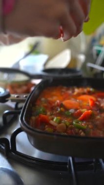 Ocakta taze sebzelerin çok güzel bir şekilde yakın plan çekimi, baştan çıkarıcı bir renk tabağı yaratıyor.