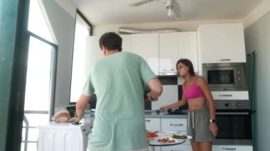 Renkli bir mutfakta nefis bir kahvaltı hazırlayan bir insan rahatlatıcı bir sabah atmosferi yaratır.