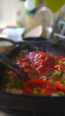 Sıcacık bir mutfakta, bir şef taze sebze ve baharat karışımına ustalıkla baharat ekler.