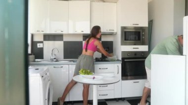 Bu, mutfak işleri, canlı etkileşimler ve işbirliği yoluyla modern bir yaşam tarzını vurgular