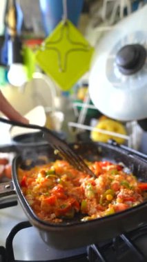 Canlı bir sebze yemeği kaynıyor, herkese lezzetli ve tatmin edici bir yemek vermeye hazır.