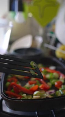 Taze kızarmış sebzelerden oluşan canlı ve renkli bir karışım sıcak bir ızgarada ustalıkla pişiriliyor.