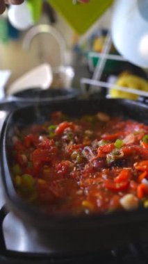 Lezzetli ve aromalı bir biber. İçi canlı malzemeler ve aromatik buharla dolu bir tencerede yavaşça kaynıyor.