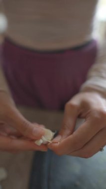 Becerikli eller, yaratıcılık ve olağanüstü işçilik sergileyen eşsiz, narin bir nesne yaratırlar.