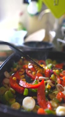 Lezzetli bir sebze kızartmasının yakın plan çekimi taze ve canlı sebzeler sergiliyor.