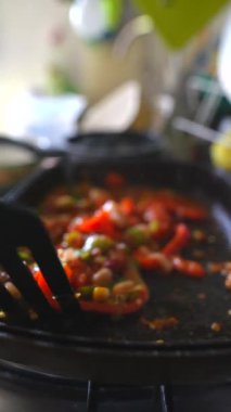 Tavada sotelenmiş renkli sebzeler, sağlıklı yemek fikirleri ve aşçılık ilhamları için mükemmel.