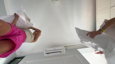 Samimi bir an, iki insanın birlikte ev işi yaptığını gösteriyor. Ev hayatındaki takım çalışmasının güzelliğini kutluyorlar.